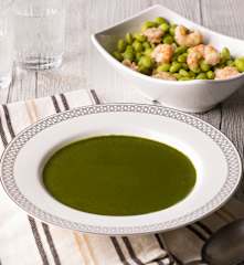 Crema di cavolo riccio alla paprika, insalata di gamberi e edamame