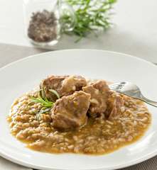 Costillas al vino con arroz