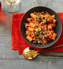 Gazpacho-Nudeln mit Ei-Bröseln