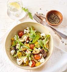 Warmer mediterraner Gemüsesalat