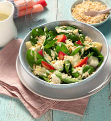 Spinatsalat mit Rhabarber und Erdbeeren