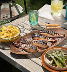 Salmón a la brasa con patatas, espárragos verdes y vinagreta de pimientos