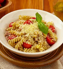 Těstovinový salát s ořechy