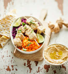 Minibrochettes de thon parfumé, crudités et houmous