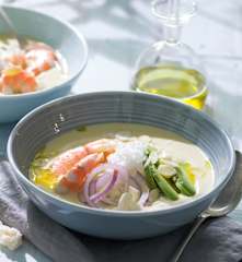 Ajoblanco de mango con arroz, aguacate y langostinos