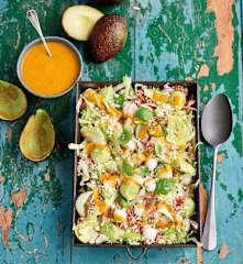 Salada de carnes frias com molho de tomate fresco