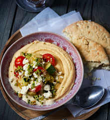 Hummus mit Zucchini-Feta-Topping