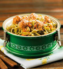 Almôndegas de frango e salsichas frescas com fettuccini