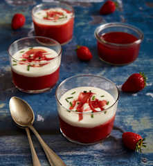 Salsa alle fragole con mousse di crescenza