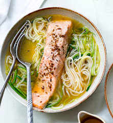 Saumon et bouillon, nouilles aux courgettes