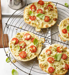 Piadizza mit grünen Oliven, Tomaten und Basilikum