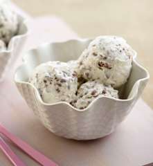 Gelado com crocante de chocolate e avelã