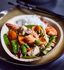 Hähnchen und Garnelen mit saisonalem Gemüse (富贵虾球)