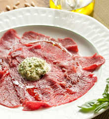 Carpaccio de ternera con salsa de piñones