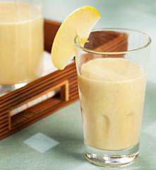 Smoothie de manzana, plátano, piña y canela