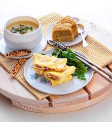 Velouté pomme-céleri, omelette aux lardons et gâteau moelleux aux pommes