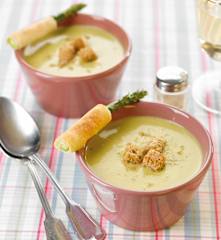 Creme de espargos com rolinhos crocantes