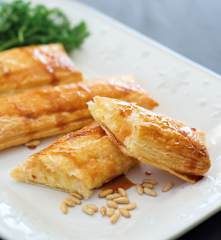 Folhados com creme de queijo de Azeitão e redução de moscatel