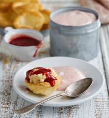 Pastel risoto em cama de espuma de morango