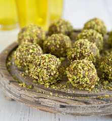 Date and pistachio truffles (Bethith)