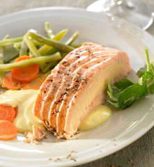 Salmón relleno de su mousse con salsa de mango