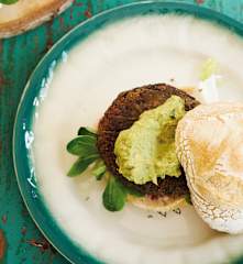 Hambúrgueres de feijão com molho de abacate