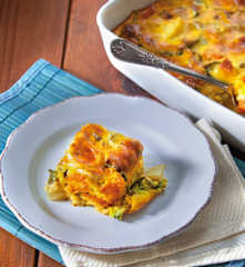 Gotowane warzywa zapiekane w sosie serowym