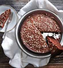 Torta morbida con frutta secca e cioccolato