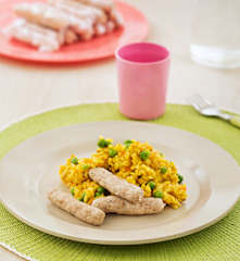 Arroz con champiñones, guisantes y salchichas de pollo