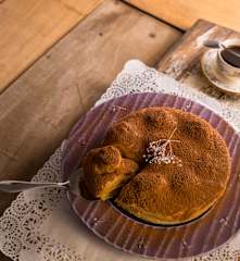 Pastel de chocolate con profiteroles