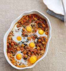 Ovos escalfados com grão e nabiças