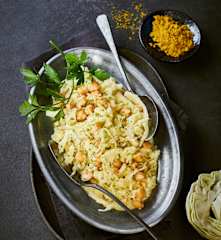 Weißkohlsalat mit Kichererbsen und Curry-Joghurt-Dressing