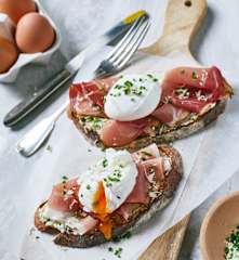 Landschinkenbrot mit pochiertem Ei