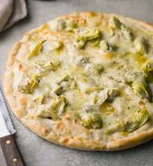 Pizza bianca articsókával és szarvasgomba olajjal