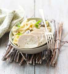 Poulet aux fromage ail et fines herbes, pâtes et champignons