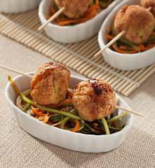 Albóndigas de pollo y calabacín sobre juliana de verduras