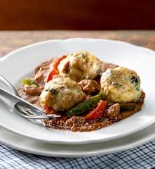 Goulash de carne com bolinhos de pão