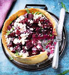 Tarta salada de remolacha, queso feta y rúcula