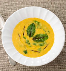 Sopa de lentilhas e acelgas vermelhas