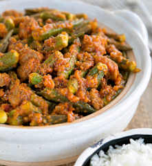 Okra and meat stew (bamia)