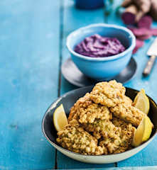 Pataniscas de feijão-frade com puré de nabo e batata-doce