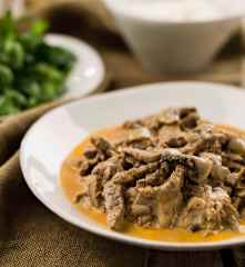 Lomo strogonoff con espárragos al vapor