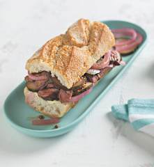 Bocadillo de entraña trenzada con verduras encurtidas