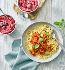 Grünkern-Bolognese mit Spaghetti und Basilikum-Himbeer-Eis