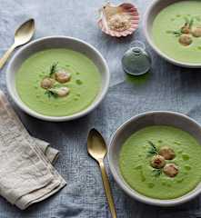 Pea and lettuce soup with scallops