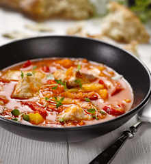 Ragú z kapra, paprik a rajčat