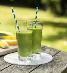 Smoothie épinards, banane, ananas et cacahuète