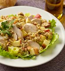 Teplý kuřecí salát se sýrem