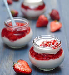 Jogurtová pěna s ovocem v domácím sirupu