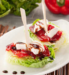 Pincho de cogollo de lechuga con pimiento caramelizado y pollo
